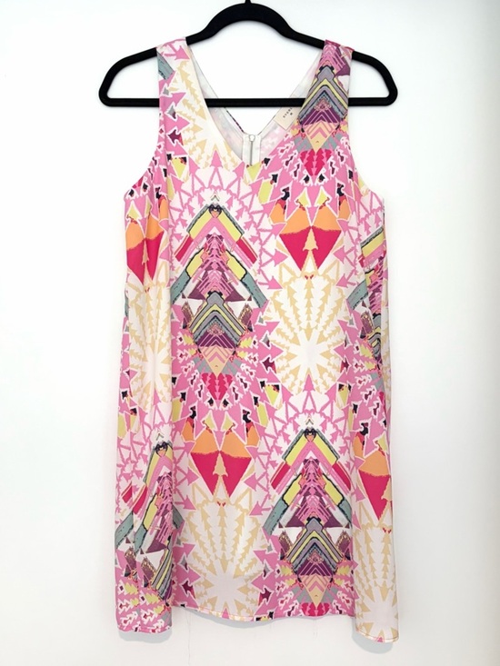 Everly Dresses & Skirts - Everly Pink Geometric Print Shift Dress Sleeveless V Neck Size Medium
